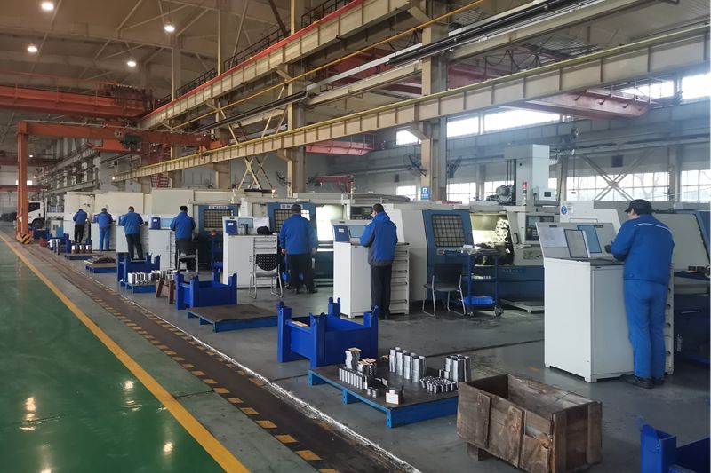 3、機加工車間數(shù)控車床班組全體員工早早進入工作狀態(tài).jpg